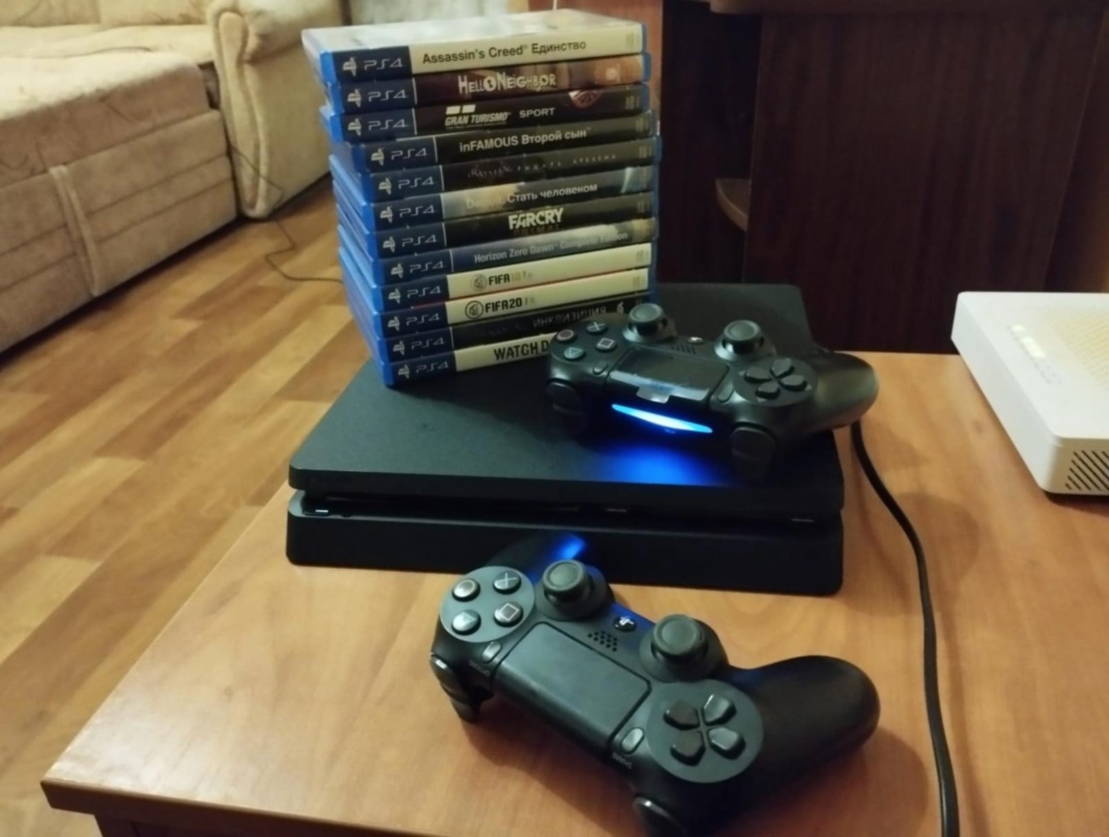 PS4 Slim 1 ТБ, 2 джойстика и 12 игр