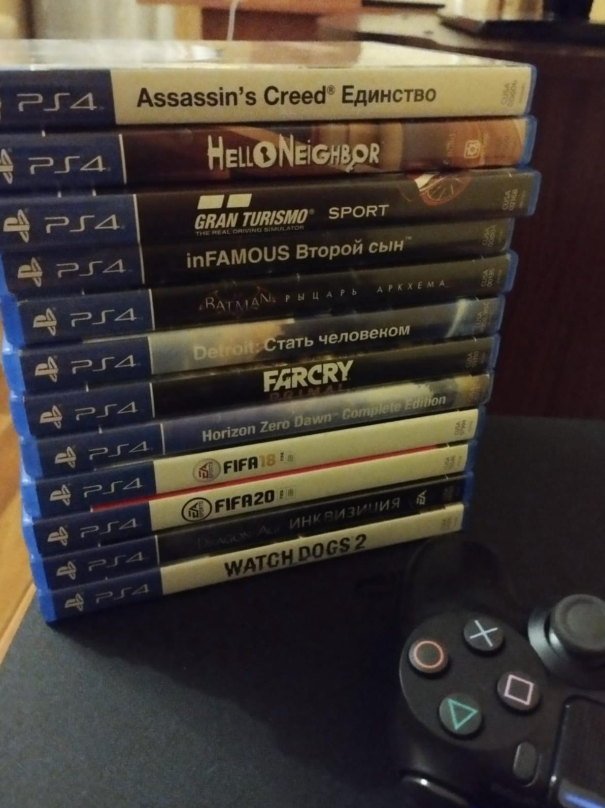 PS4 Slim 1 ТБ, 2 джойстика и 12 игр