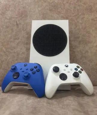 Xbox Series S и 2 геймпада