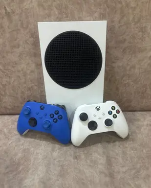 Xbox Series S и 2 геймпада